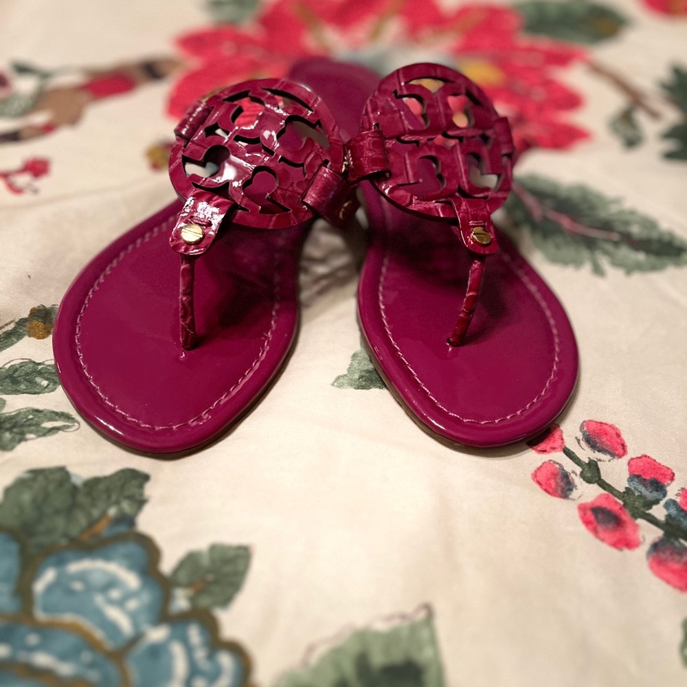 Excellent used Tory Burch Miller Sandals. 7.5 reasonable offers considered. 💖